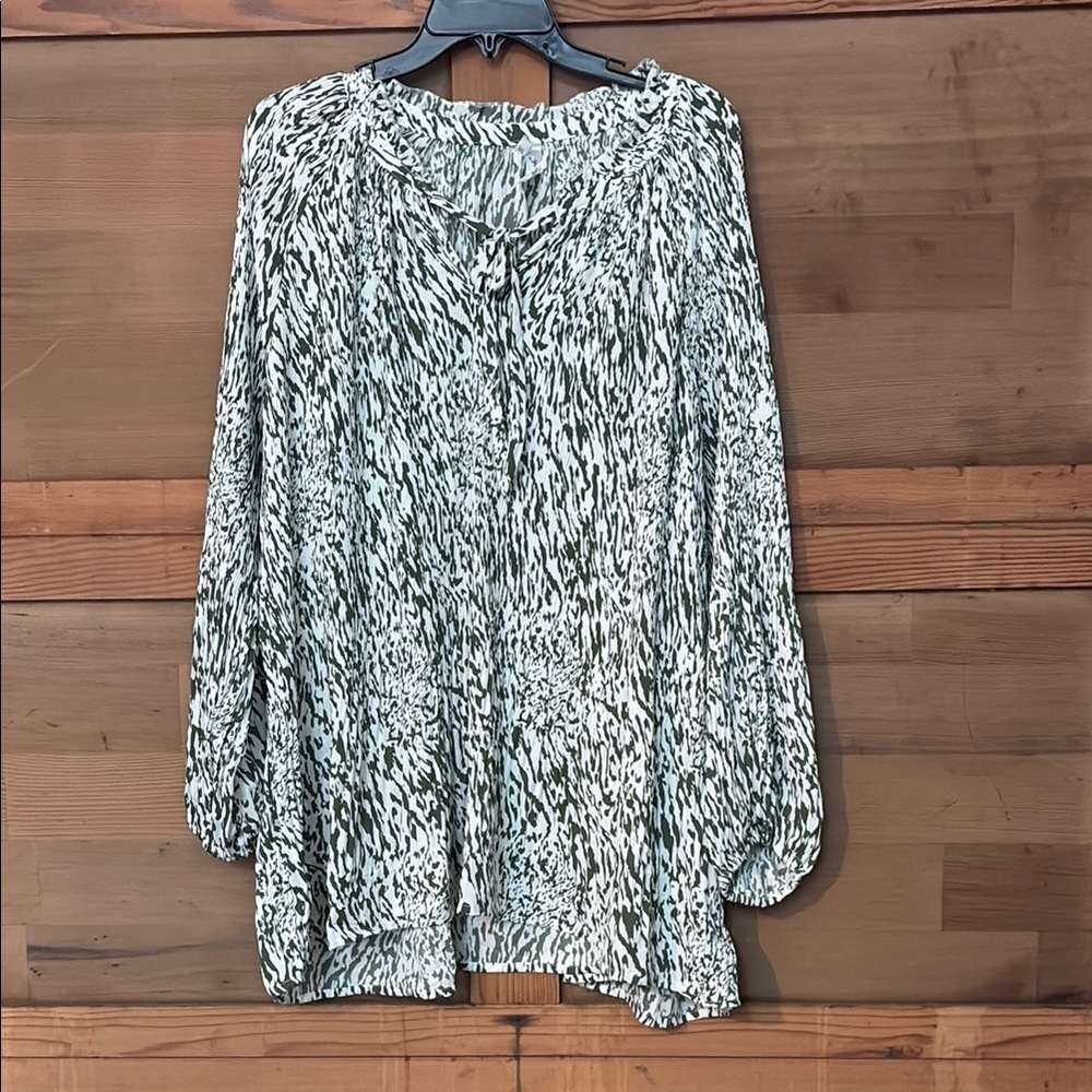 White Mark Blue Flutter Sleeve Blouse nwot